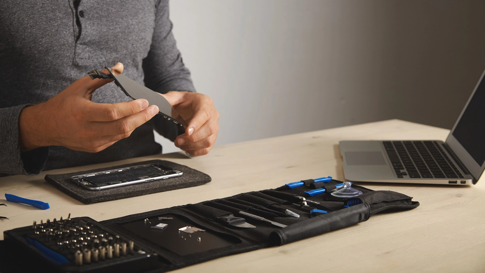 iTech Repairs technician repairing a smartphone